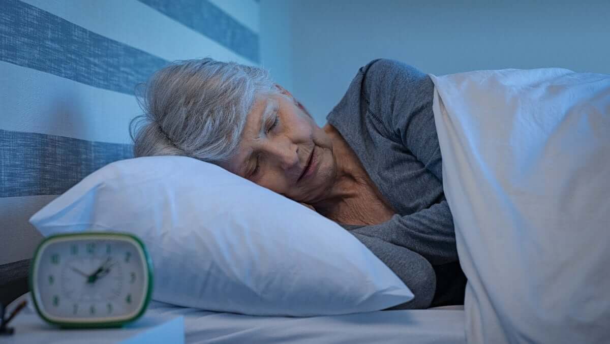 eine Rentnerin geniesst dank einer Nachtbetreuung einen erholsamen Schlaf