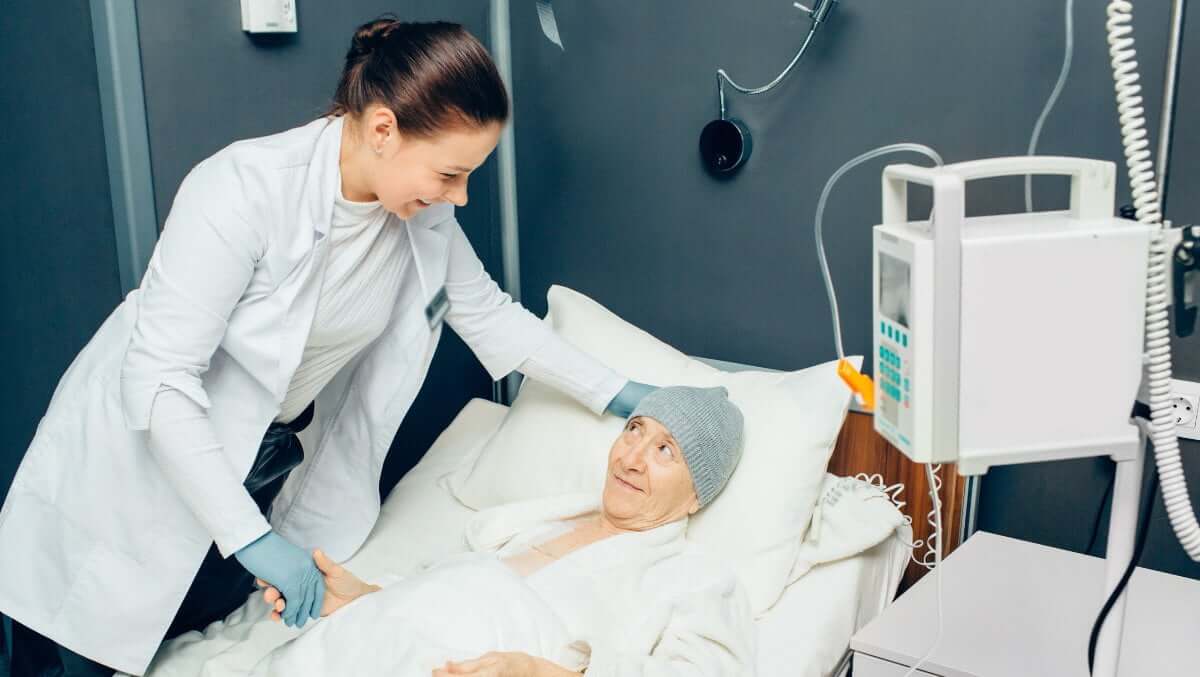 ein Palliativpatient erhält in der letzten Lebensphase kompetente Palliative Care durch eine Pflegerin