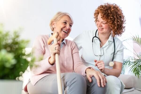Rentnerin entdeckt dank ihrer Betreuerin die Vorteile von Alltagshilfen wie einem Gehstock.