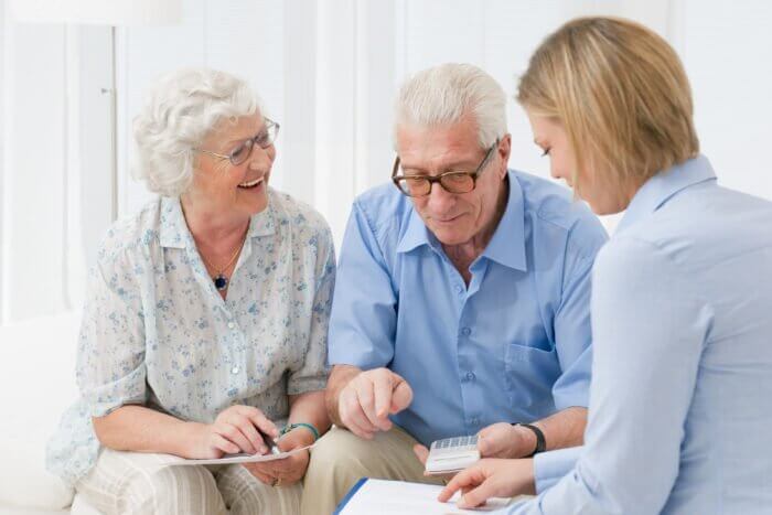 Rentnerpaar wird über finanzielle Unterstützungsmöglichkeiten und die Abrechnungsmodelle von Vitassist informiert.