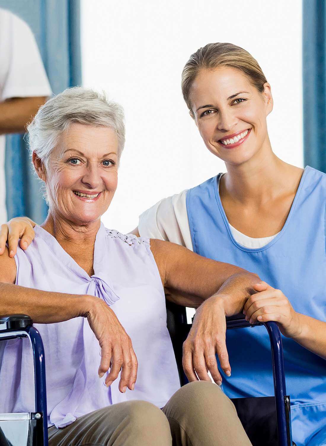 Pflegende der Spitex Willisau kümmern sich um eine Seniorin im Rollstuhl.
